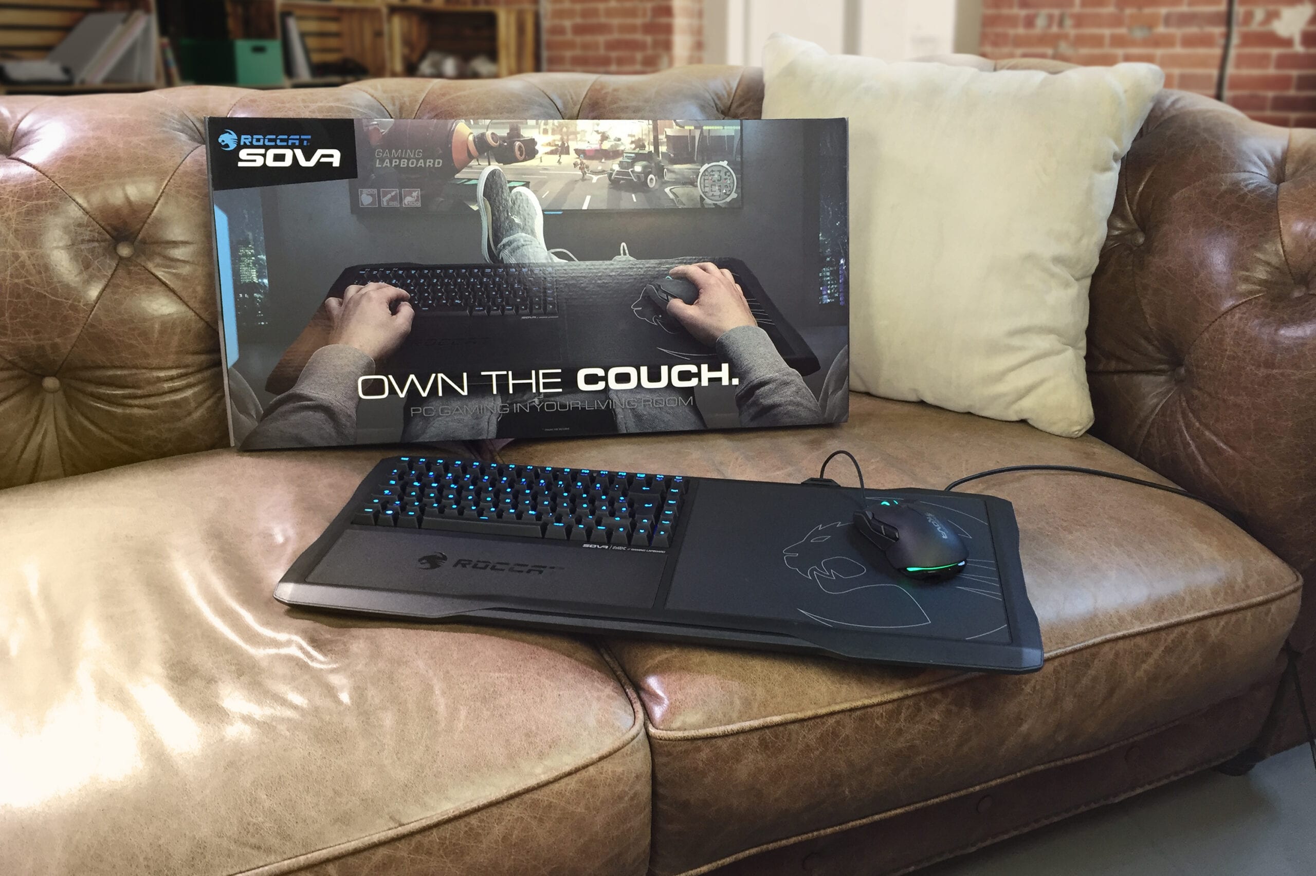 ROCCAT-Sova_OnCouch_02